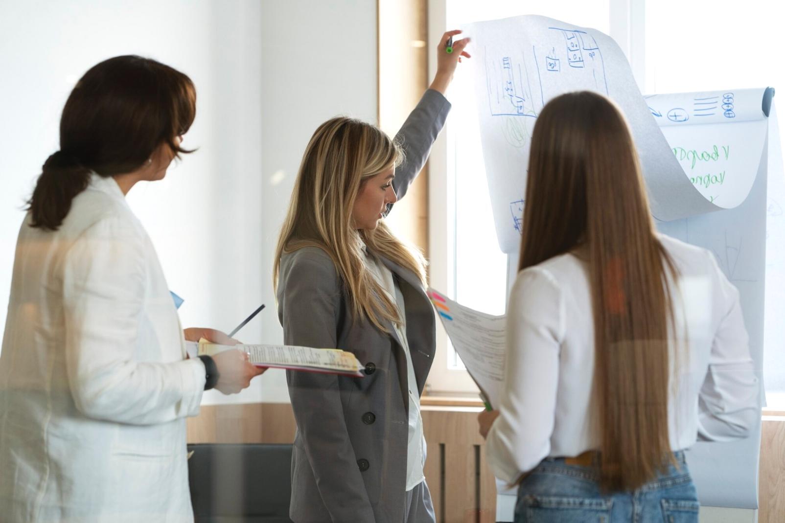 Personas desarrollando habilidades financieras